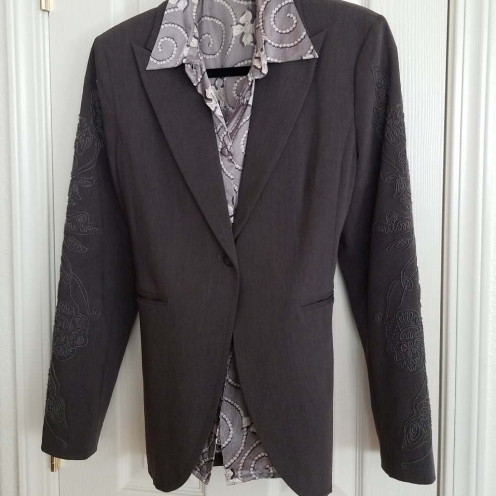 Embroidered sleeve blazer